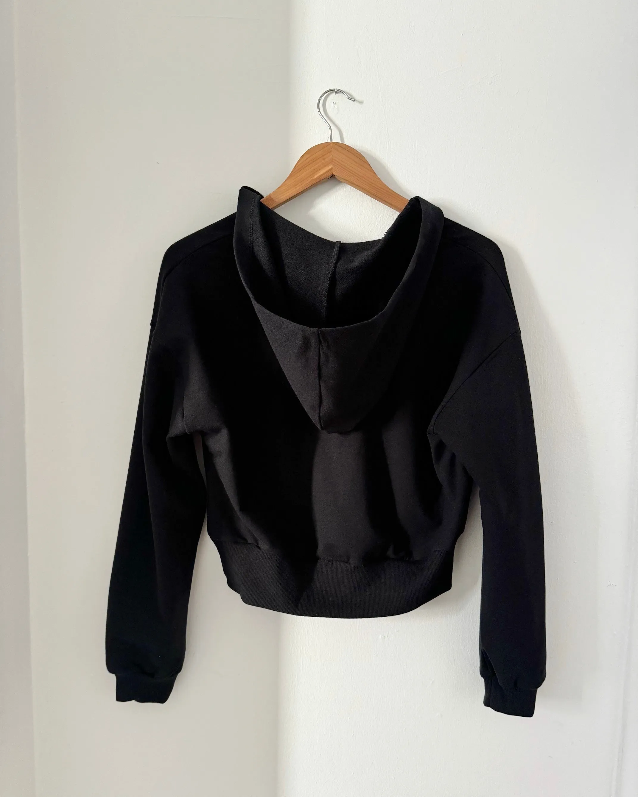 MICAELA cropped zip hoodie in Black